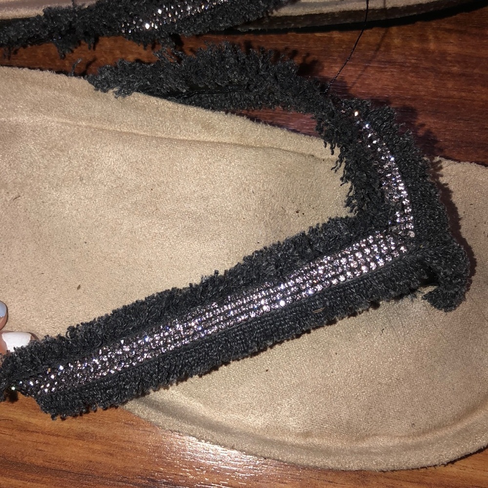 Frayed flip flops - Picture 4 of 5